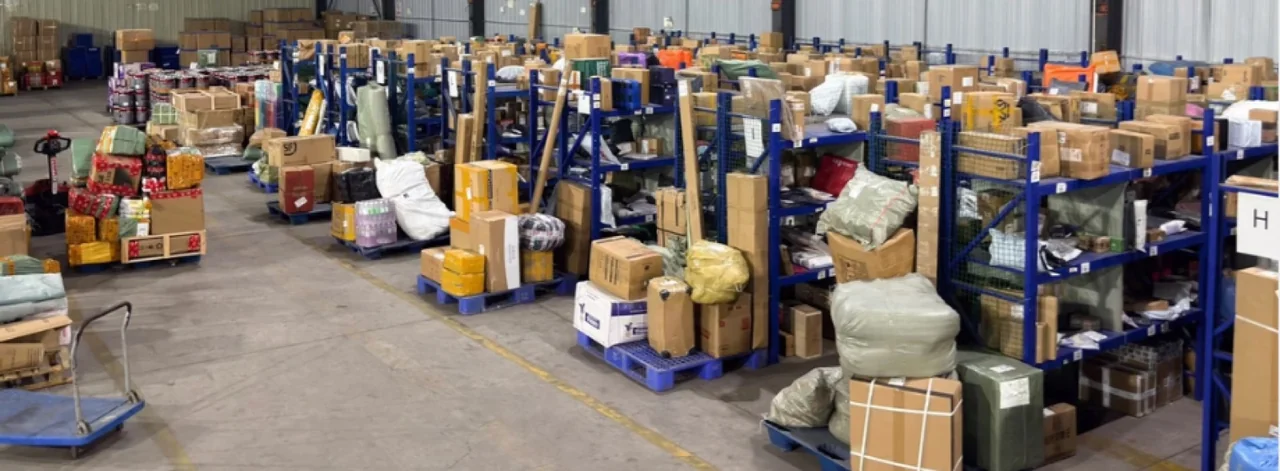 Mercancías y palés agrupados en un almacén