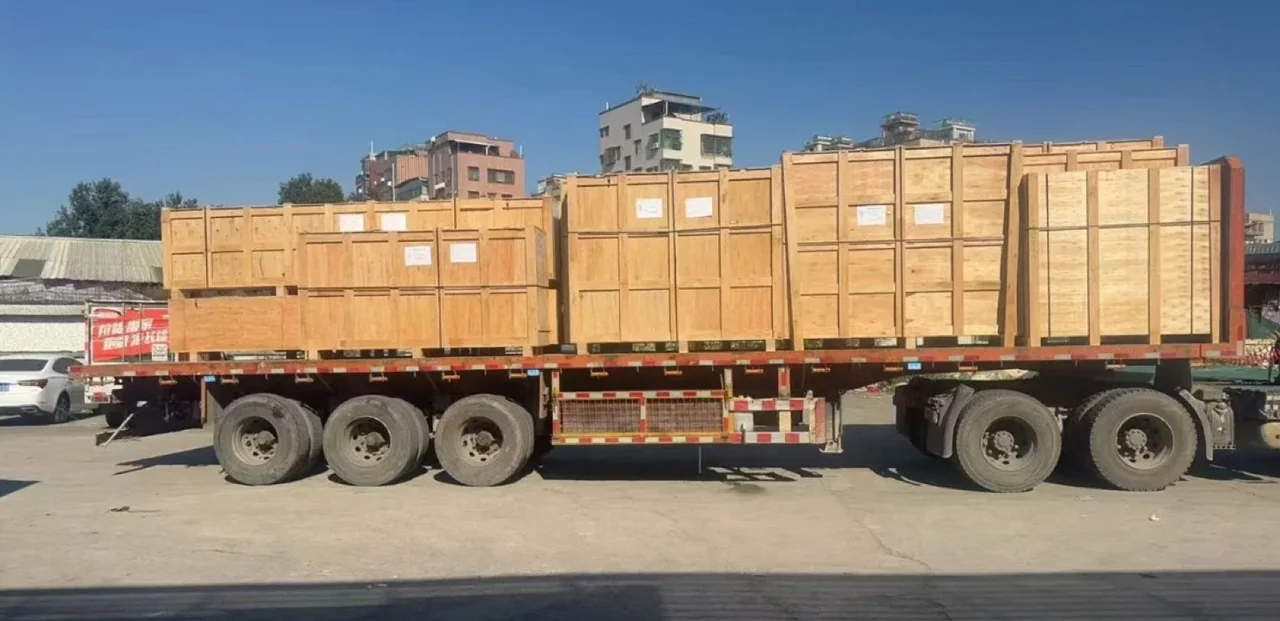 Cajas de madera sobre un camión de plataforma