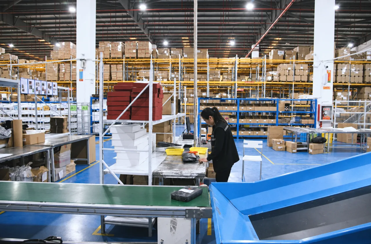 Preparación de paquetes junto a una cinta transportadora azul
