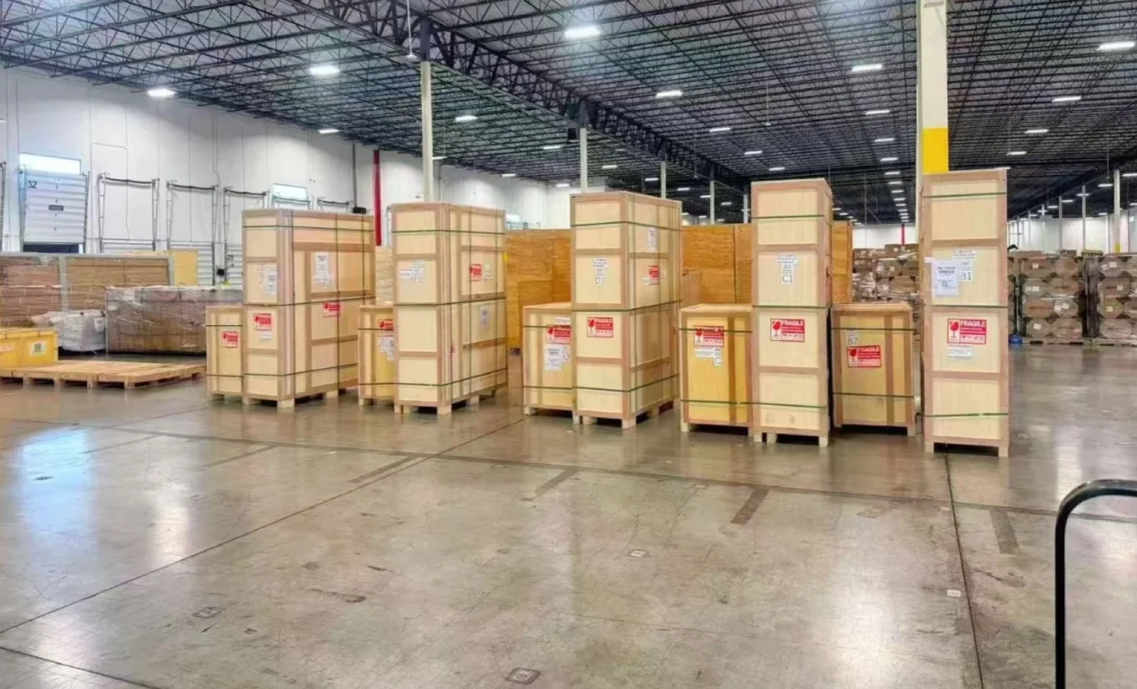 Cajas de transporte de madera sobre el suelo de un almacén