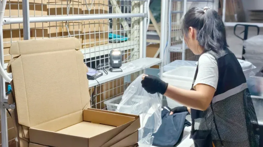 Preparación de una caja en un puesto de embalaje