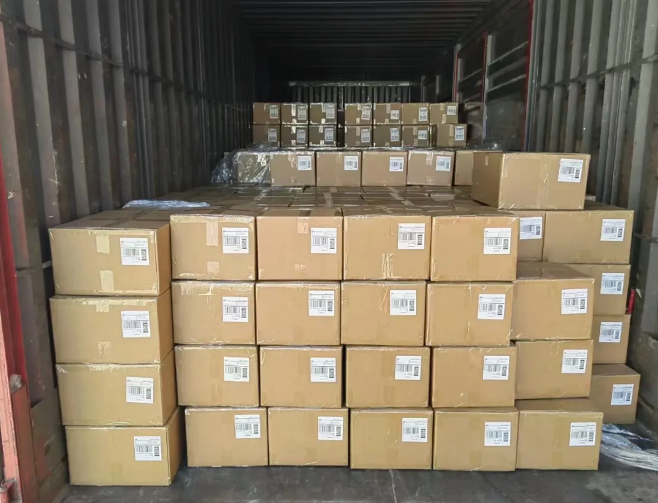 Cajas apiladas dentro de un contenedor