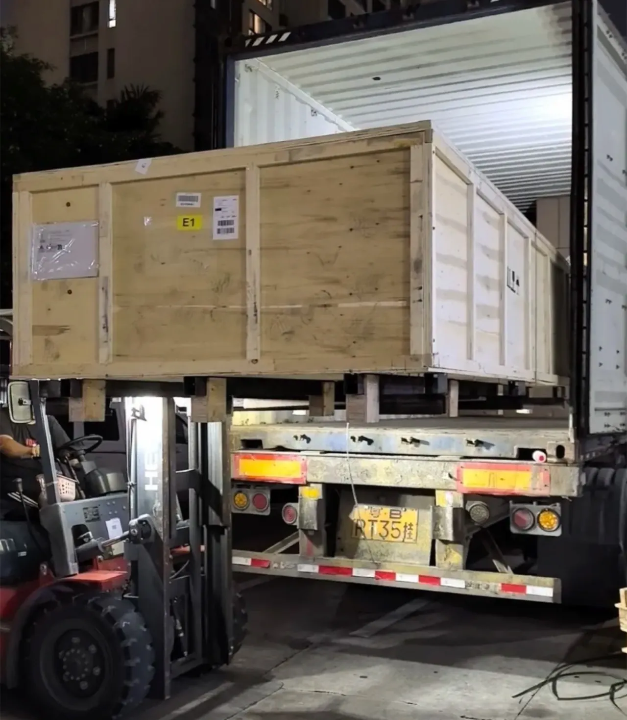 Caja de madera en la parte trasera de un camión