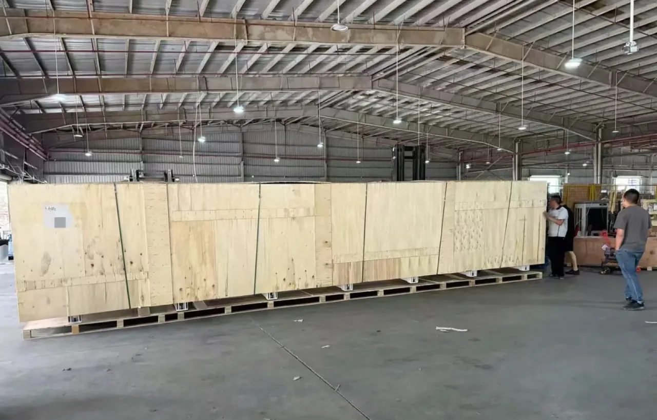 Una larga caja de madera en un almacén