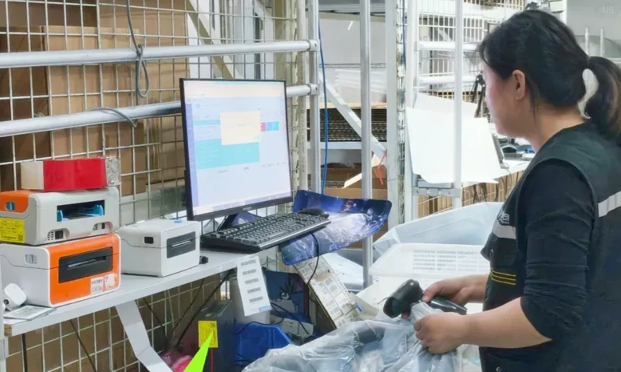 Registro de paquetes en un puesto de almacén