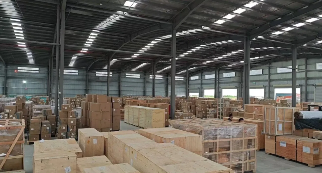 Cajas de madera en el suelo de un almacén
