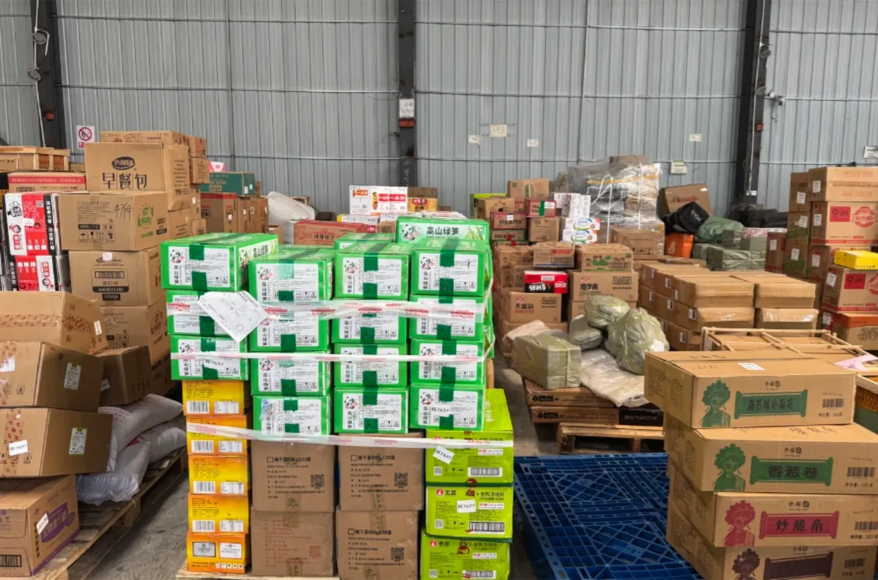 Cajas y palés en una zona de recepción