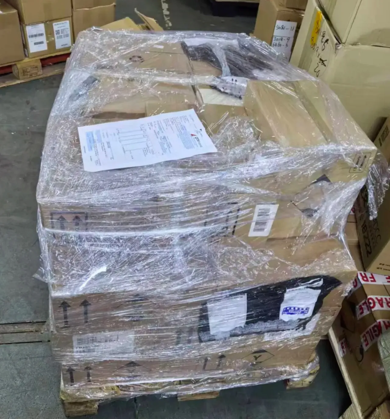 Cajas aseguradas sobre un palé envuelto